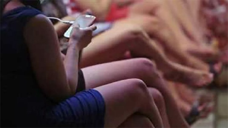 स्पा सेंटर में छापेमारी दौरान आपत्तिजनक हालत में पकड़े 65 युवक-युवतियां, देखें वीडियो