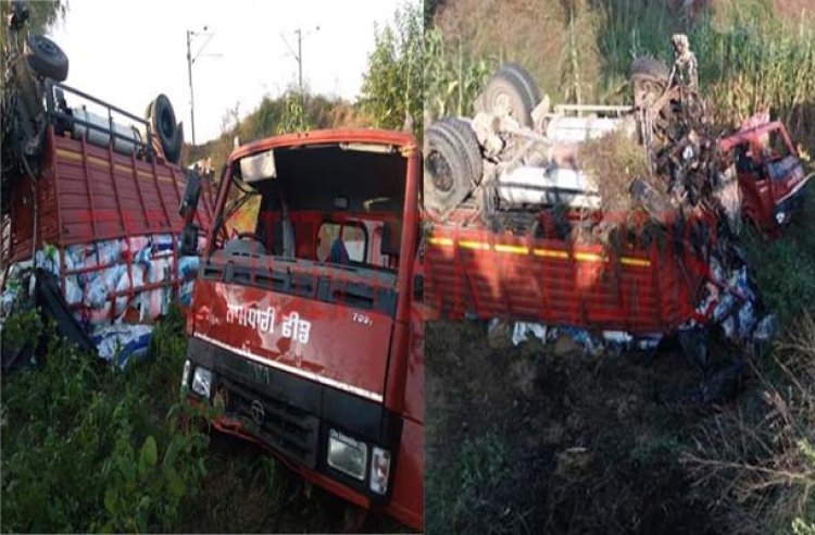 जालंधर-पठानकोट राष्ट्रीय मार्ग पर दर्दनाक सड़क हादसे में गाड़ी के हुए 2 टुकड़े