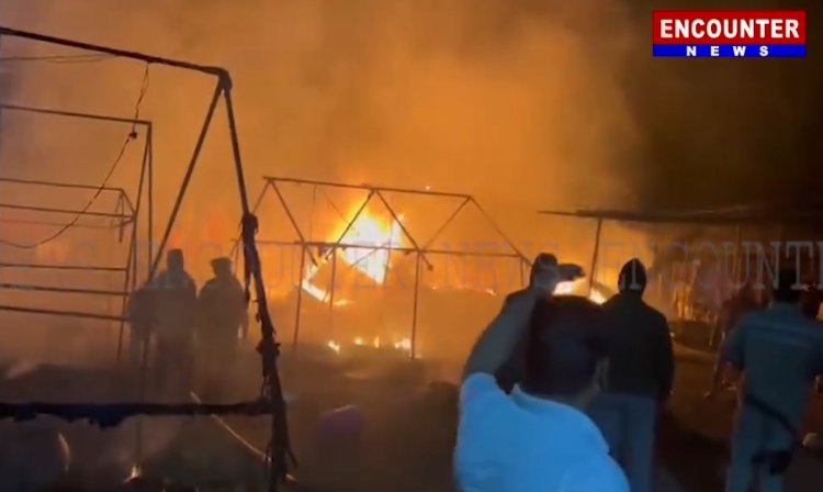 दशहरा उत्सव में लगी भीषण आग, पंडाल जलकर हुए खाक, देखें वीडियो