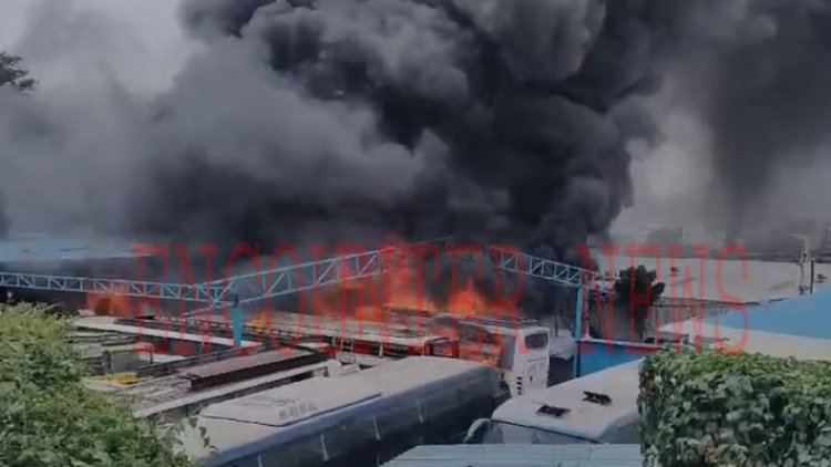 इस इलाके में लगी भीषण आग, कई बसें जलकर हुई खाक, देखें वीडियो