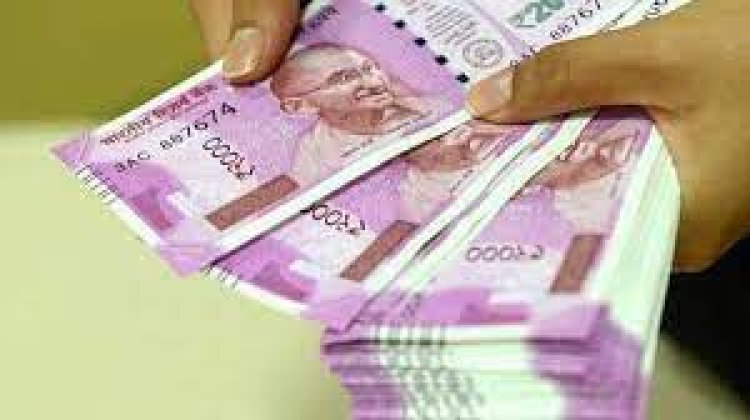 अचानक 2000 रुपये के नोट बदलने वालों की लगी लंबी कतारें
