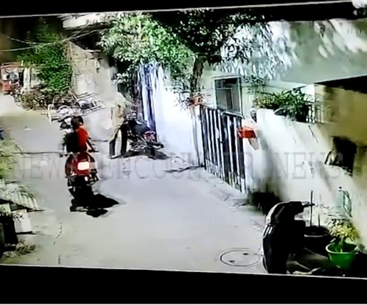 जालंधरः इस इलाके में चोरों ने घर के बाहर खड़ी बाइक के तोड़ा ताला, देखें CCTV