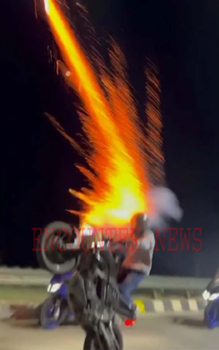 बाइक पर पटाखा लगाकर स्टंटबाजी करना पड़ा भारी, 10 गिरफ्तार, देखें वीडियो