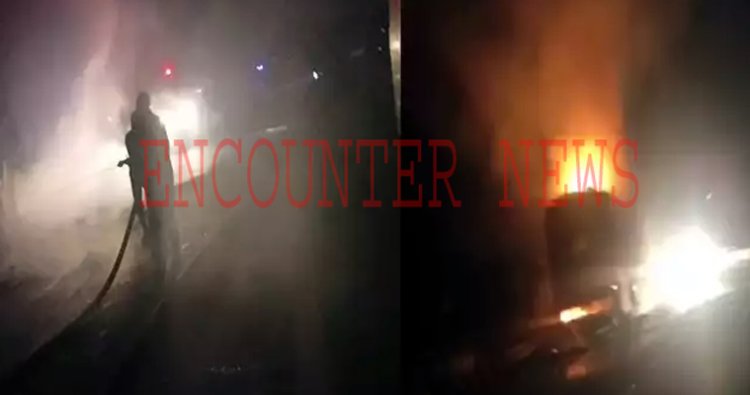 यात्रियों से भरी स्पीलर बस में लगी भीषण आग, देखें वीडियो