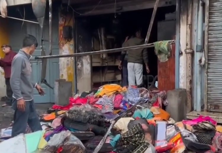 पंजाबः कपड़े की दुकान में लगी आग, देखें वीडियो