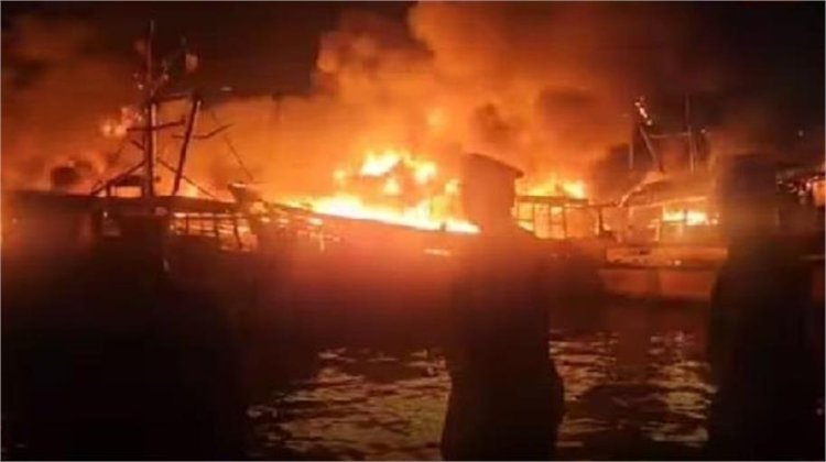 घाट क्षेत्र में लगी भीषण आग, मची अफरा-तफरी, 15 नौका जलकर हुई खाक