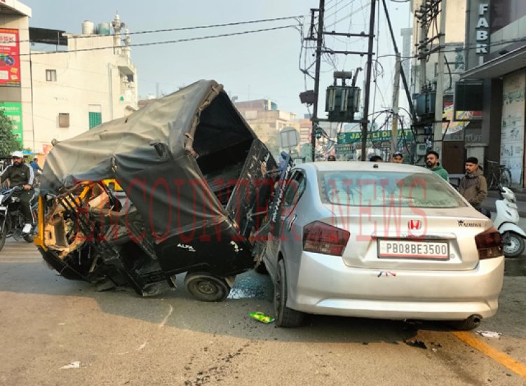 जालंधरः कार और ऑटो की टक्कर में 6 घायल,  देखें वीडियो