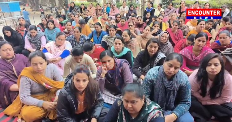 पंजाब : कलम छोड़ हड़ताल पर गए मुलाजिमों ने सरकार को दी चेतावनी, देखें वीडियो