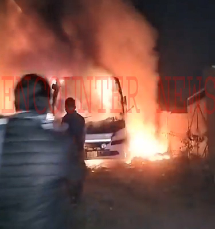 जालंधरः इस इलाके में बस में लगी भीषण आग, देखें वीडियो