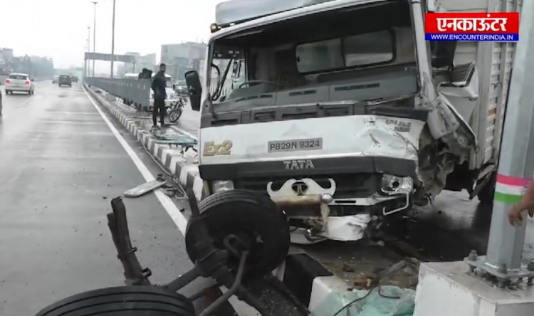 पंजाबः फ्लाईओवर पर डिवाइडर से टकराकर पलटा ट्रक, देखें वीडियो 