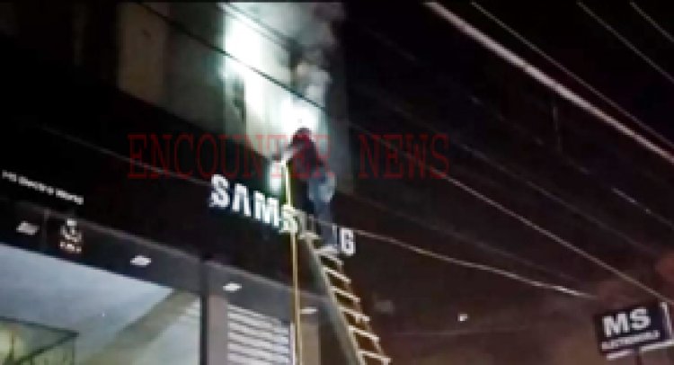 पंजाबः मेहर चंद रोड पर स्थित Samsung के शोरूम में लगी भयंकर आग, देखें वीडियो