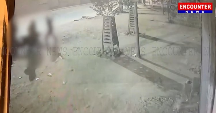 पंजाब: हमलावरों ने युवक पर तलवारों से किया जानलेवा हमला, देखें वीडियो