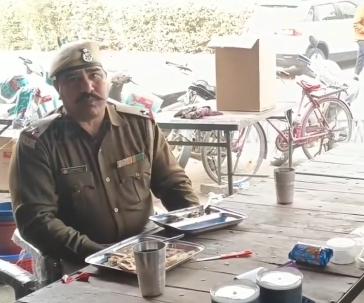 पंजाबः छापेमारी करने गई GST विभाग की टीम दुकान में छोले कुलचे खाने की हरकत कैमरे में हुई कैद, देखें वीडियो