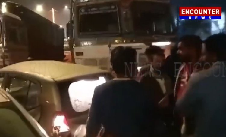 पंजाब : तेज रफ्तार ट्रक ने 4 कारों को मारी टक्कर, देखें वीडियो