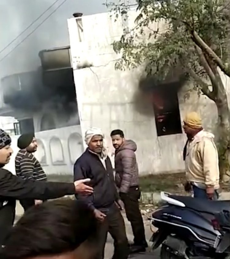 जालंधरः पॉश इलाके में कोठी में लगी भीषण आग, मचा हड़कंप, देखें वीडियो