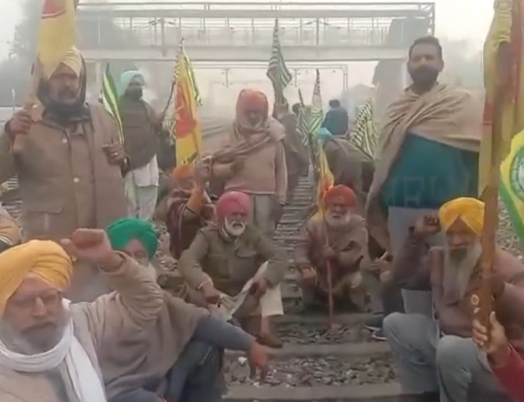 पंजाबः एक बार फिर से किसानों ने रेलवे ट्रैक किया जाम, देखें वीडियो