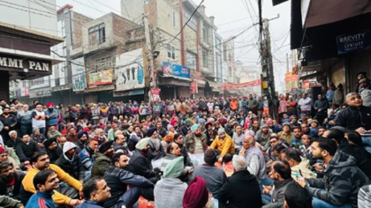 पंजाबः लूटपाट की वारदात के विरोध में लोगों ने बंद की दुकानें 