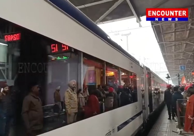 पंजाबः वंदे भारत एक्सप्रेस अमृतसर से हुई रवाना, ट्रेन के साथ सेल्फी लेते दिखे यात्री, देखें वीडियो