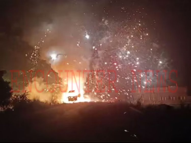 अयोध्या जा रहे पटाखों से भरे ट्रक में लगी आग, 3 घंटे सड़क पर होती रही आतिशबाजी, देखें वीडियो