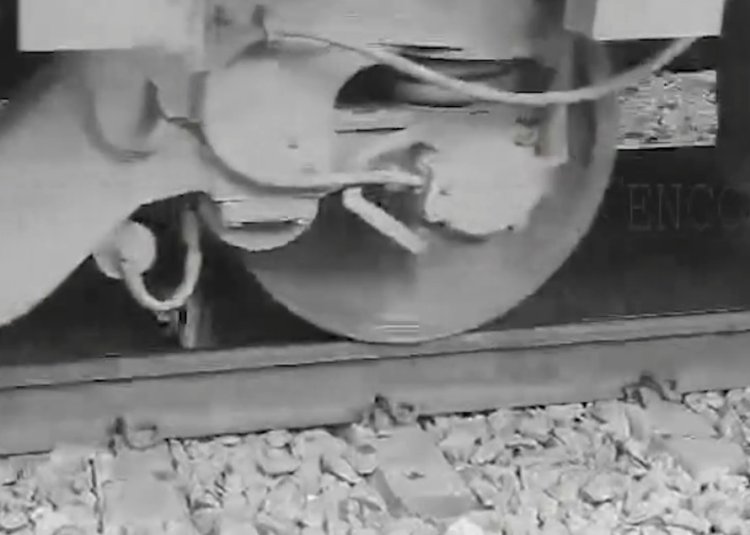 पंजाब : ट्रेन की चपेट में आने से व्यक्ति की मौ'त, देखें वीडियो