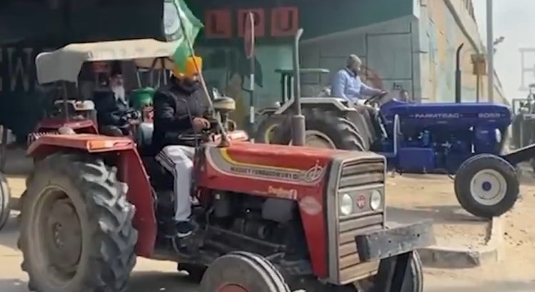 जालंधरः गणतंत्र दिवस पर ट्रैक्टर मार्च लेकर मेन चौंक पर पहुंचे किसान, देखें वीडियो