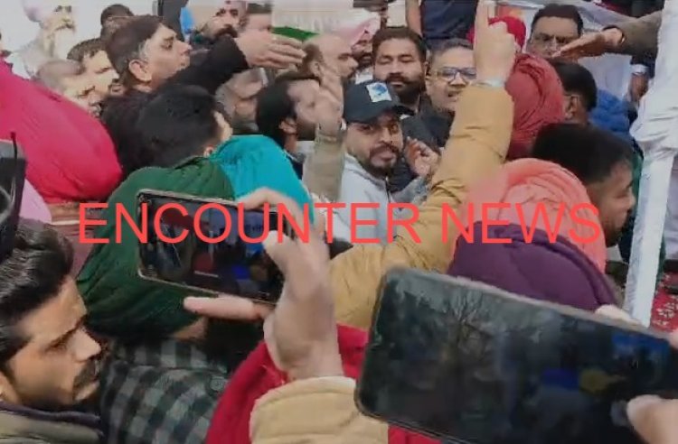 पंजाबः कांग्रेस में फिर कलह आई सामने, प्रभारी देवेंद्र की मौजूदगी में कार्यकत्ताओं में हुआ हंगामा, देखें वीडियो