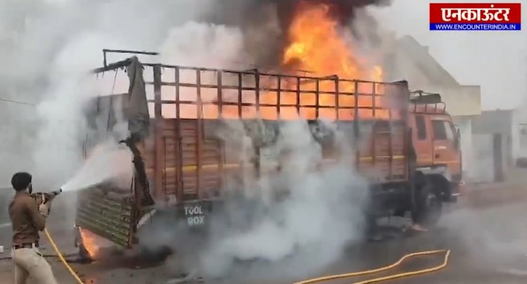 पंजाबः क्रेट से भरे कैंटर में लगी भीषण आग, देखें वीडियो