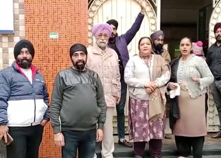 जालंधरः Sri Guru Nanak Public School के बाहर हुआ हंगामा, परिजनों ने लगाए गंभीर आरोप, देखे वीडियो