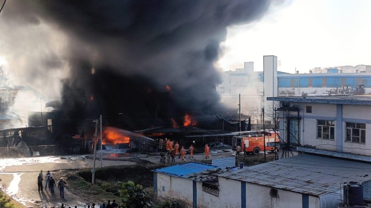 झाड़माजरी में परफ्यूम बनाने वाली कंपनी में लगी आग, करोड़ो का नुकसान
