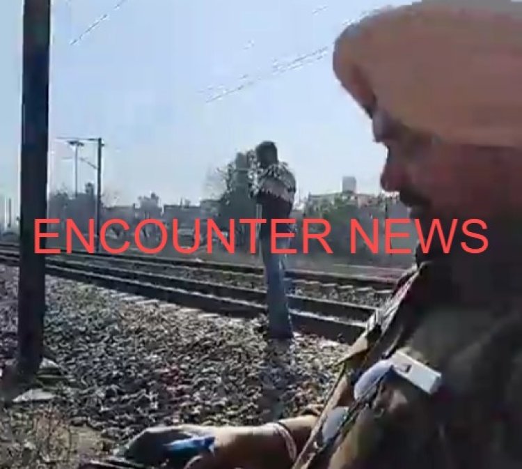 जालंधरः ट्रेन के नीचे आने से व्यक्ति की मौ+त, देखें Live 