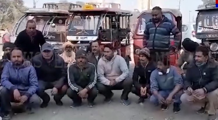 पंजाब : ऑटो चालकों ने पुलिस कर्मियों पर लगाए गंभीर आरोप, देखें वीडियो