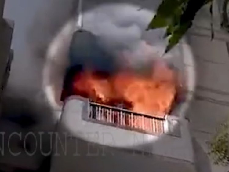 लगी भीषण आग, जान बचाने के लिए चौथी मंजिल से कूदी दादी और पोती,  देखे वीडियो