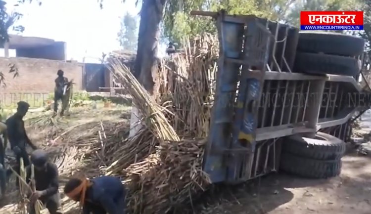 पंजाब : गन्ने से भरी  ट्रैक्टर ट्रॉली पलटी, एक गंभीर घायल देखें वीडियो