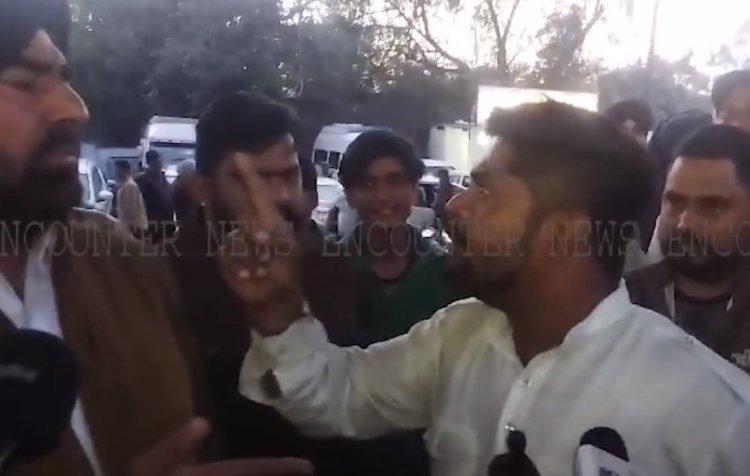 पंजाब : युवक ने पुलिस कर्मी पर लगाए गंभीर आरोप, देखें वीडियो