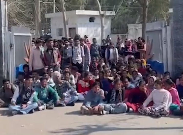 शहीद उधम सिंह पंजाब University Constituent  कॉलेज के बाहर विद्यार्थियों ने किया धरना प्रदर्शन, देखें वीडियो