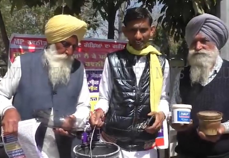 पंजाबः डिप्टी कमिश्नर दफ्तर के बाहर टीटू बानिये ने किया प्रदर्शन, देखें वीडियो