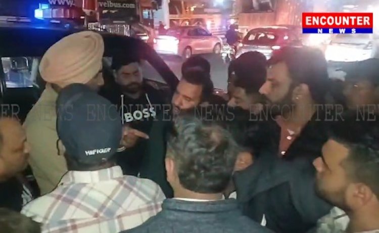 पंजाबः रेलवे स्टेशन के पास बस चालक को पुलिस कर्मी ने मारी टक्कर, हुआ हंगामा, देखें वीडियो