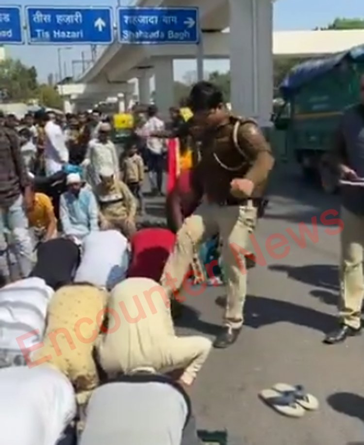 सड़क किनारे नमाज़ पढ़ते लोगों को पुलिस अधिकारी ने मारी लात, गर्माया मुद्दा, देखें वीडियो 