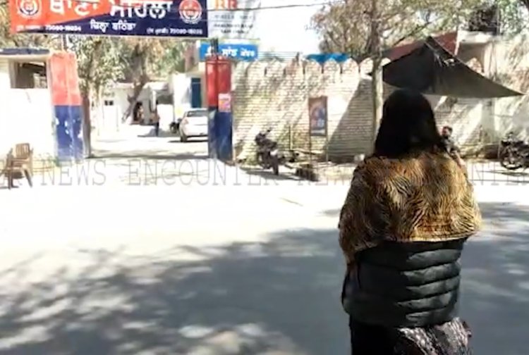 पंजाबः थाने में महिला ने किया भारी हंगामा, पति और पुलिस पर लगाए गंभीर आरोप, देखें वीडियो