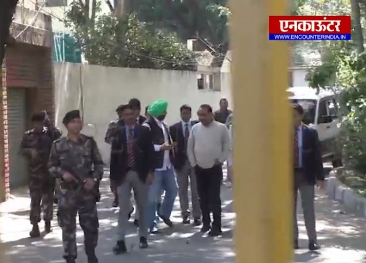 पंजाबः घर में नजरबंद किए जाने के बाद मीडिया के सामने आए सासंद बिट्टू, देखें वीडियो