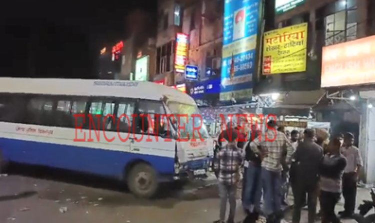पंजाबः शराब ठेके में घुसी पुलिस कर्मियों की बस, कई घायल, देखें वीडियो