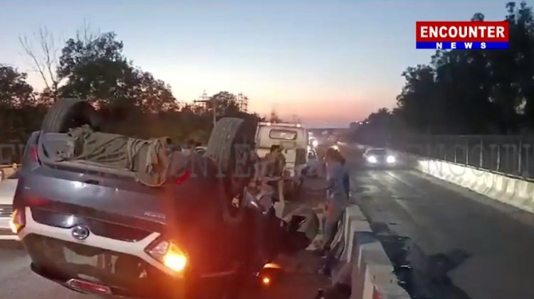 पंजाब : पुल पर पलटी कार, संतुलन बिगड़ने से हुआ हादसा, देखें वीडियो