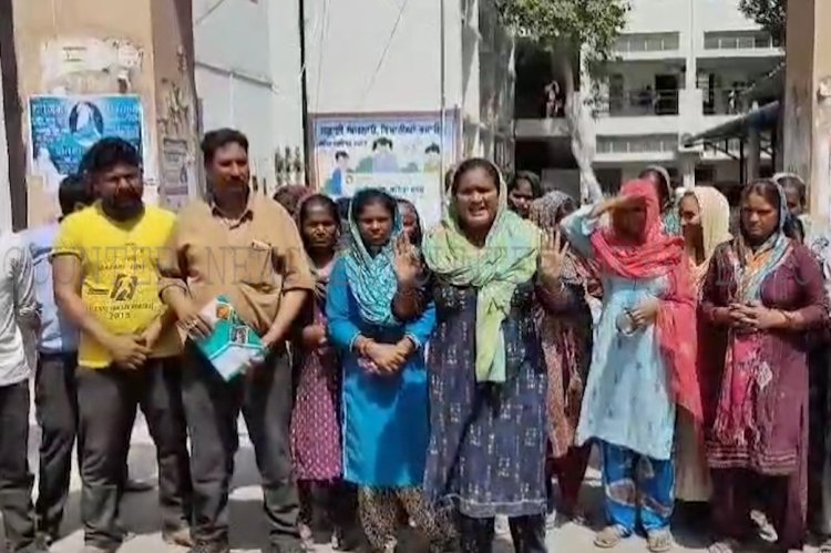 पंजाब : नगर निगम दफ्तर के बाहर लोगों ने लगाया धरना, देखें वीडियो