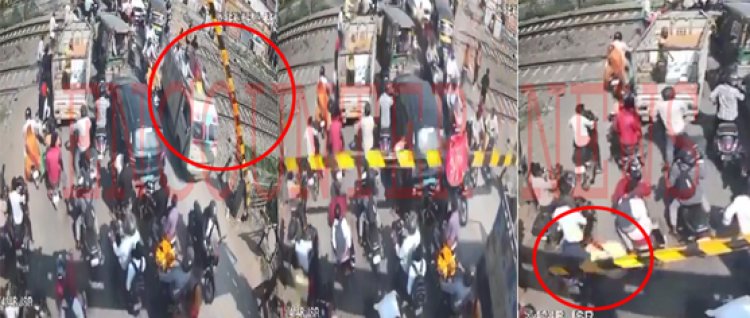 रेलवे क्रासिंग का फाटक गिरने से युवक घायल, देखें वीडियो