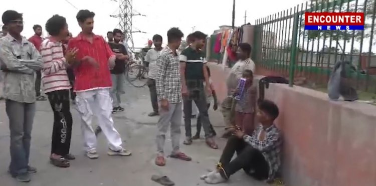 पंजाबः मोबाइल छीनने आया लुटेरा काबू, लोगों ने जमकर की धुनाई, देखें वीडियो