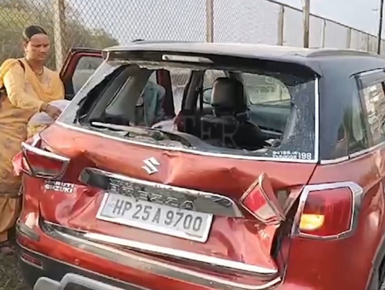 पंजाब : कार और ट्रक में हुई भीषण टक्कर, देखें वीडियो