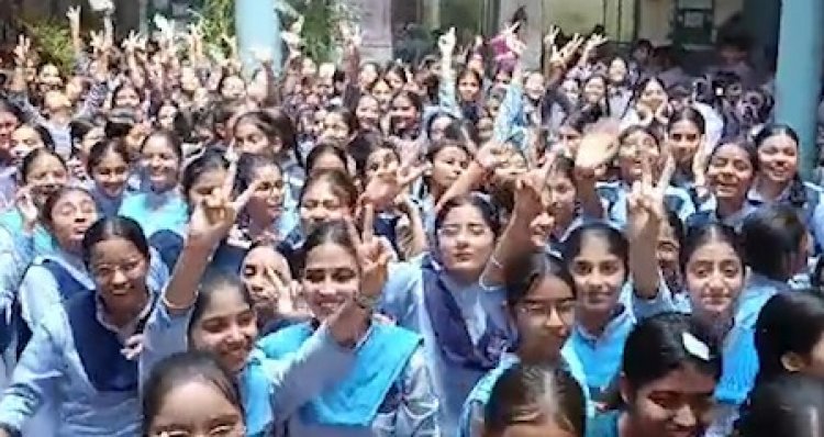 पंजाबः 10 वीं का रिजल्ट आने पर स्कूल में जश्न का माहौल, अव्वल रही छात्रों के आए बयान, देखें वीडियो