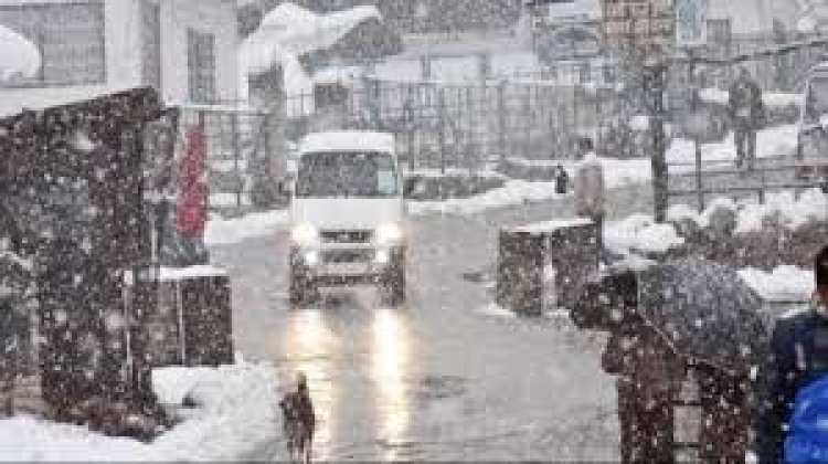 बारिश और बर्फबारी का कहर, सड़कें बंद, मौसम विभाग ने जारी किया येलो अलर्ट