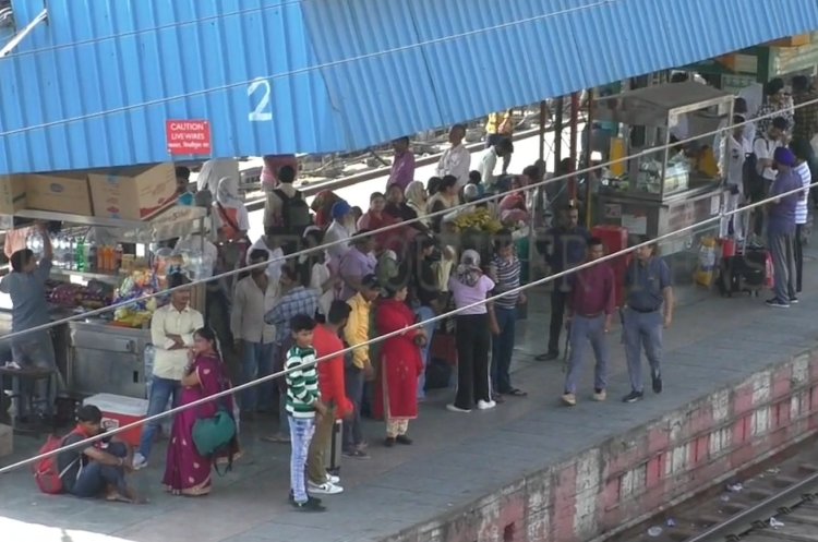 पंजाबः 5 से 7 घंटे देरी से चल रही ट्रेने, यात्री परेशान, देखें वीडियो