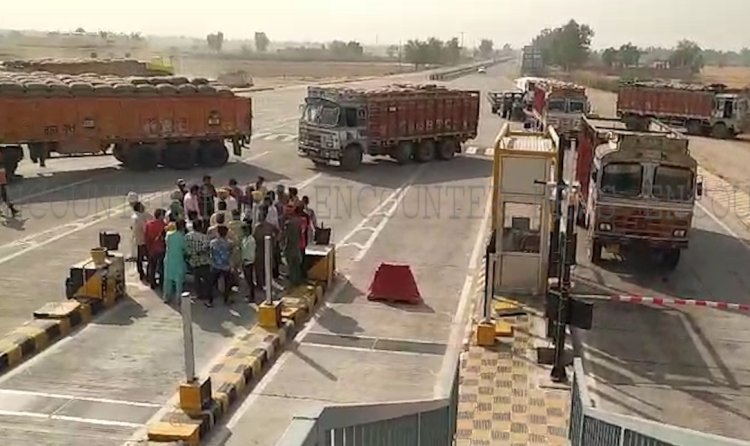 पंजाब : टोल प्लाजा पर धरना लगाकर ट्रक चालको ने किया जाम, देखे वीडियो  